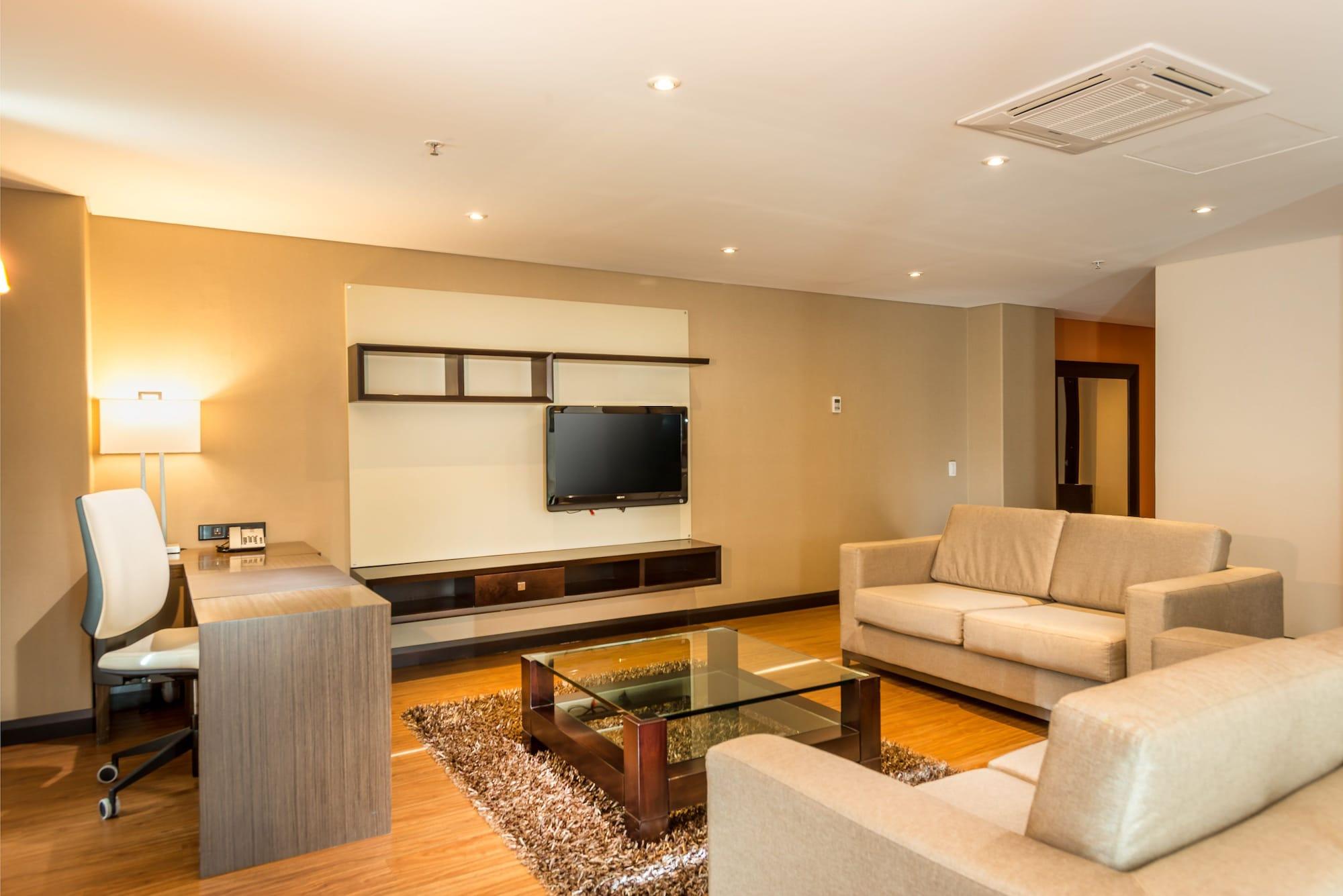 Casa Dann Carlton Hotel & Spa Bogotá Zewnętrze zdjęcie A living room in a hotel suite