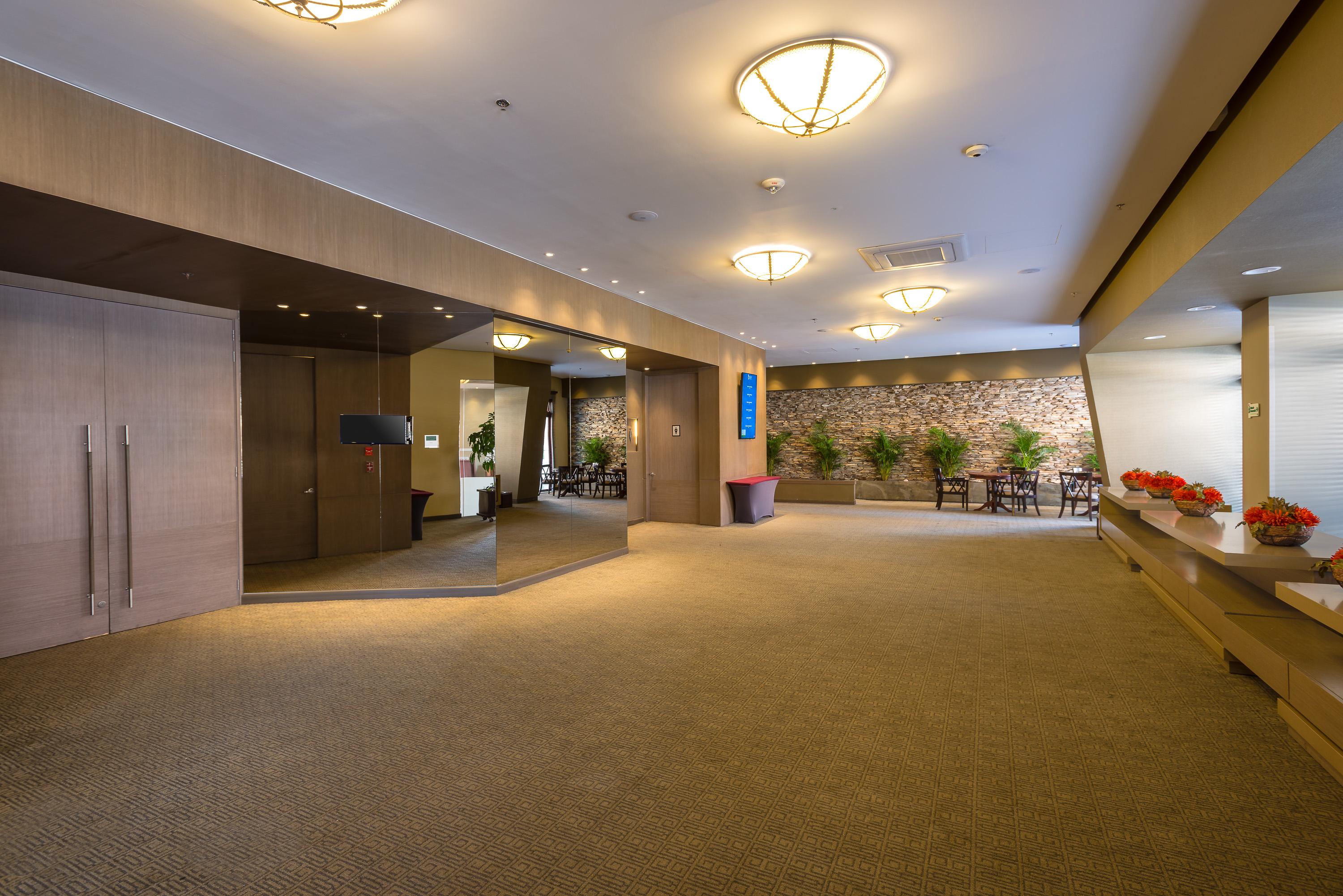 Casa Dann Carlton Hotel & Spa Bogotá Zewnętrze zdjęcie The lobby of the 1000-seat theater