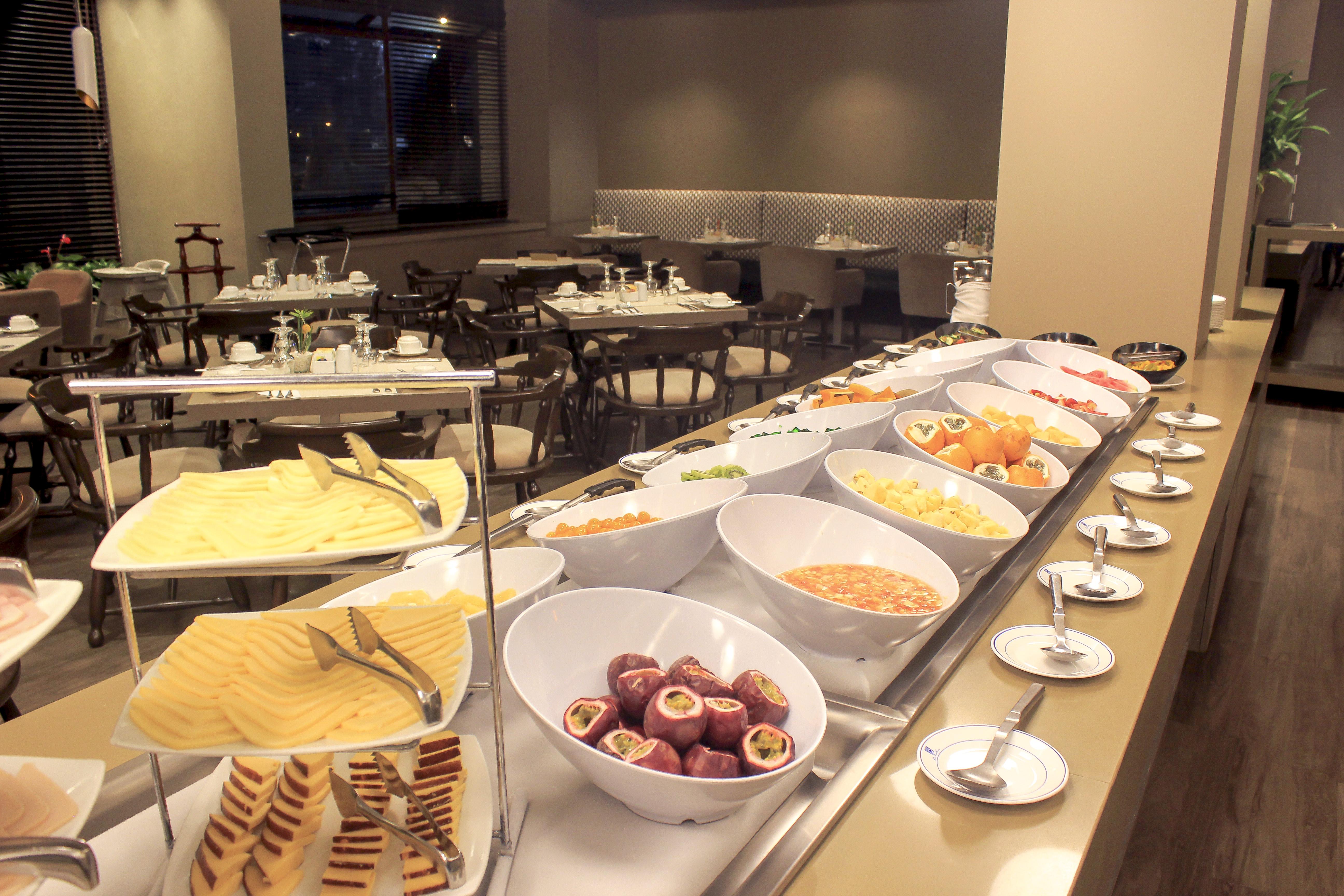 Casa Dann Carlton Hotel & Spa Bogotá Zewnętrze zdjęcie A buffet at a hotel